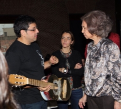 Doña Sofía conversa con el director de la Orquesta de Instrumentos Reciclados de Cateura, Fabio Chávez